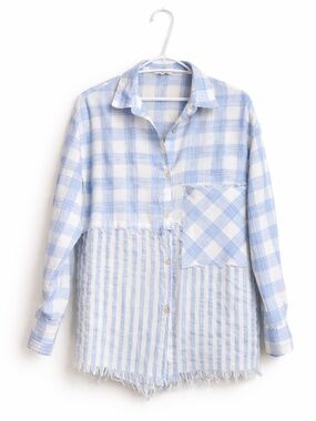 Entro Blue & White Pattern 100% Cotton Button-Up w Frayed Hem – Size Small EUC